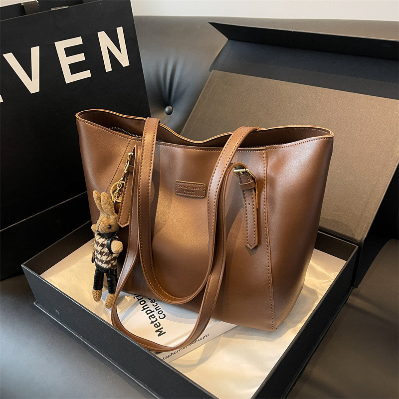 Large Capacity Women's All-match Simple Class Commuter Shoulder Bag - Image 6